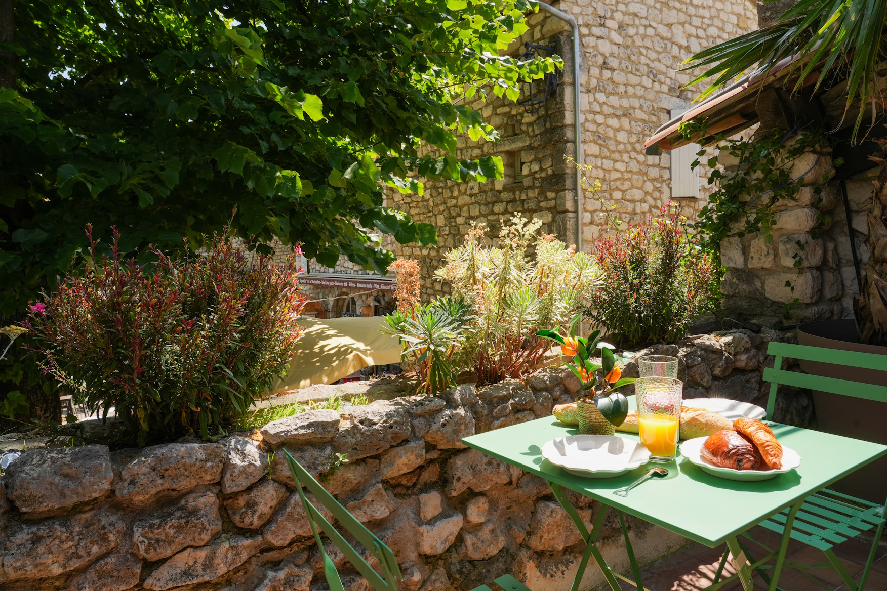 Petit déjeuner sur une terrasse ensoleillée.